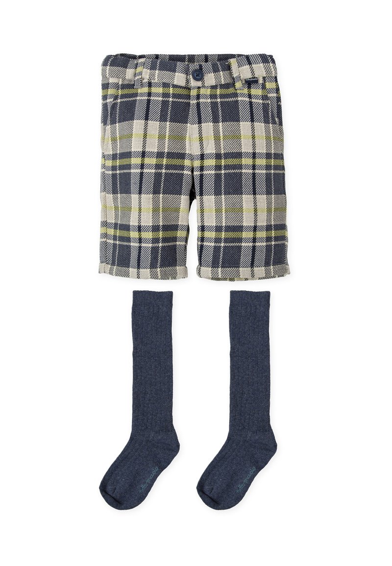 Pantalones cortos de cuadros en azul marino, gris y verde lima con cierre de botón, combinados con calcetines de punto de color azul oscuro hasta la rodilla.