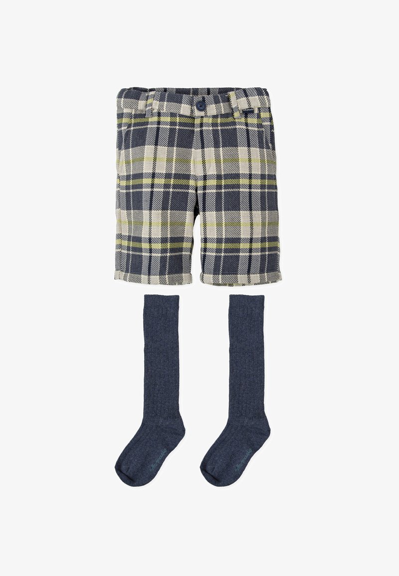 Pantalones cortos de cuadros en azul marino, gris y verde lima con cierre de botón, combinados con calcetines de punto de color azul oscuro hasta la rodilla.
