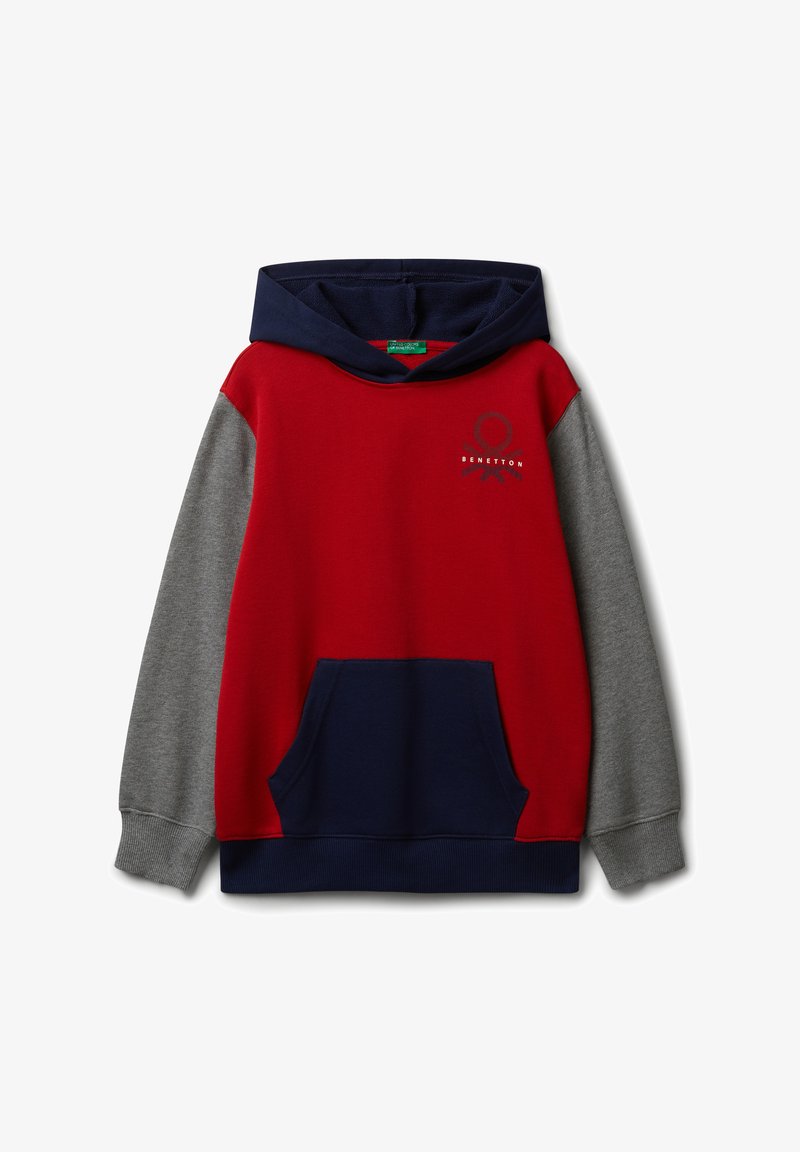 Sudadera con capucha de cuerpo rojo, mangas grises, capucha azul marino y bolsillo frontal, con un pequeño logo de Benetton en el pecho.