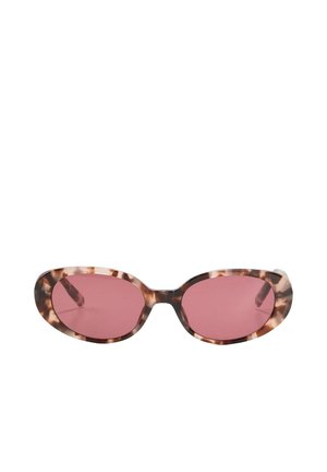 Owalne okulary przeciwsłoneczne z oprawkami w kolorze żółwia i różowymi soczewkami na białym tle.