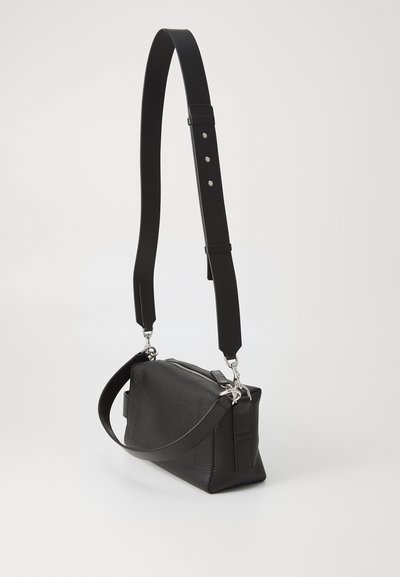 Geantă crossbody din piele neagră cu un finisaj texturat, formă rectangulară și accesorii din metal argintiu. Dispune de o curea ajustabilă pentru versatilitate.