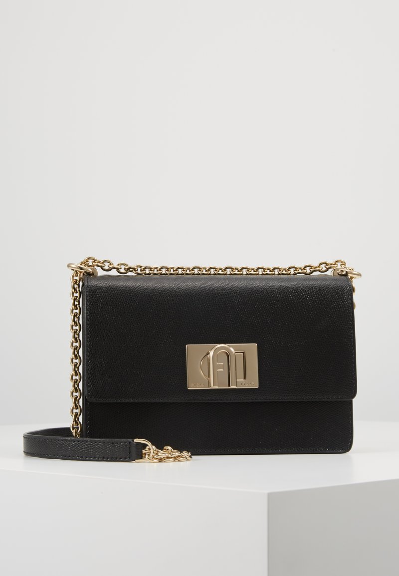 Borsa a tracolla in ecopelle nera con chiusura in oro, tracolla a catena e superficie testurizzata, caratterizzata da un design con pattina frontale.