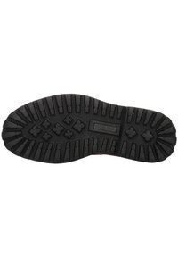Suela de zapato de goma negra con patrones de huella profundos, que presenta secciones elevadas y agrupaciones para tracción. Logo de la marca estampado visible en el centro.