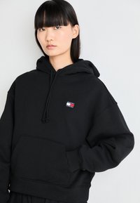 Tommy Jeans BADGE HOODIE - Sweatshirt - black