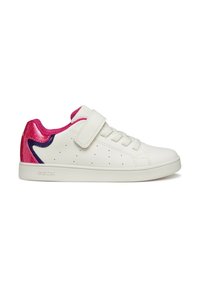 Weiße Ledersneaker mit einem Klettverschluss und lila-pinken Glitzerelementen an der Ferse. Perforierte Seiten für Atmungsaktivität. Sichtbares Geox-Logo.