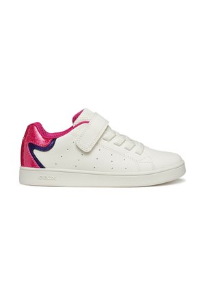 Witte leren sneaker met een klittenbandsluiting en paarse-roze glitters aan de hiel. Geperforeerde zijkanten voor ademend vermogen. Geox-logo zichtbaar.