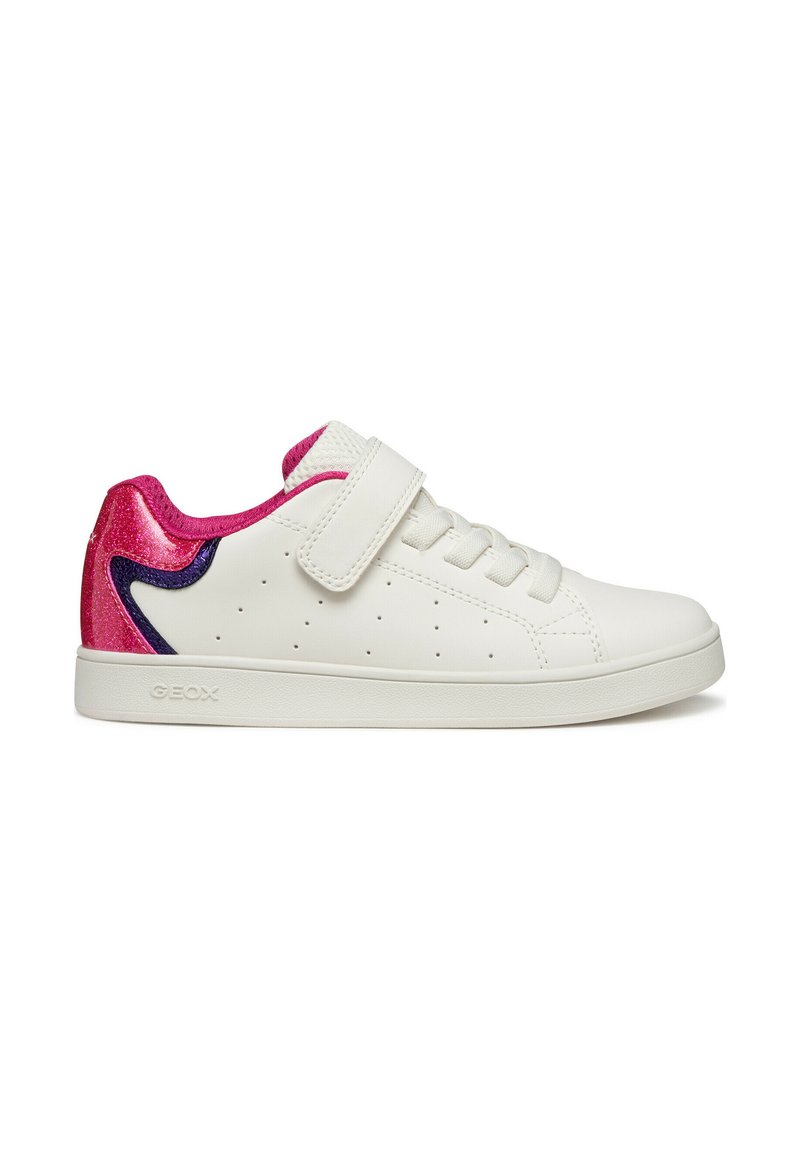 Weiße Ledersneaker mit einem Klettverschluss und lila-pinken Glitzerelementen an der Ferse. Perforierte Seiten für Atmungsaktivität. Sichtbares Geox-Logo.