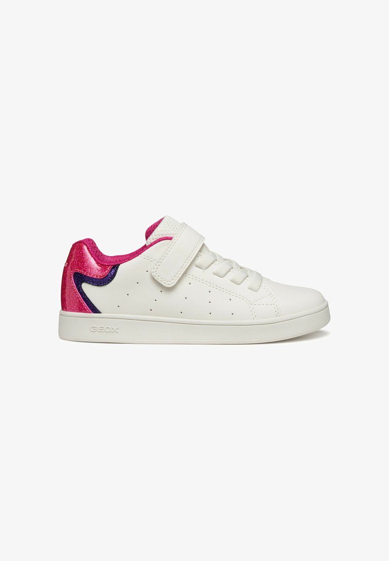 Sneaker bianca in pelle con una fascia in velcro e dettagli in glitter viola-rosa sul tallone. Fianchetti perforati per una migliore traspirabilità. Logo Geox visibile.