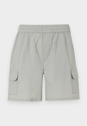 Svetlošedé cargo šortky s elastickým pásom, dvoma bočnými vreckami a dvoma cargo vreckami s klopami pre väčšiu funkčnosť.