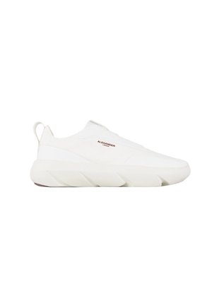 Sneaker bianco slip-on con suola spessa e linguetta, con il logo "Alexander London" sul lato.