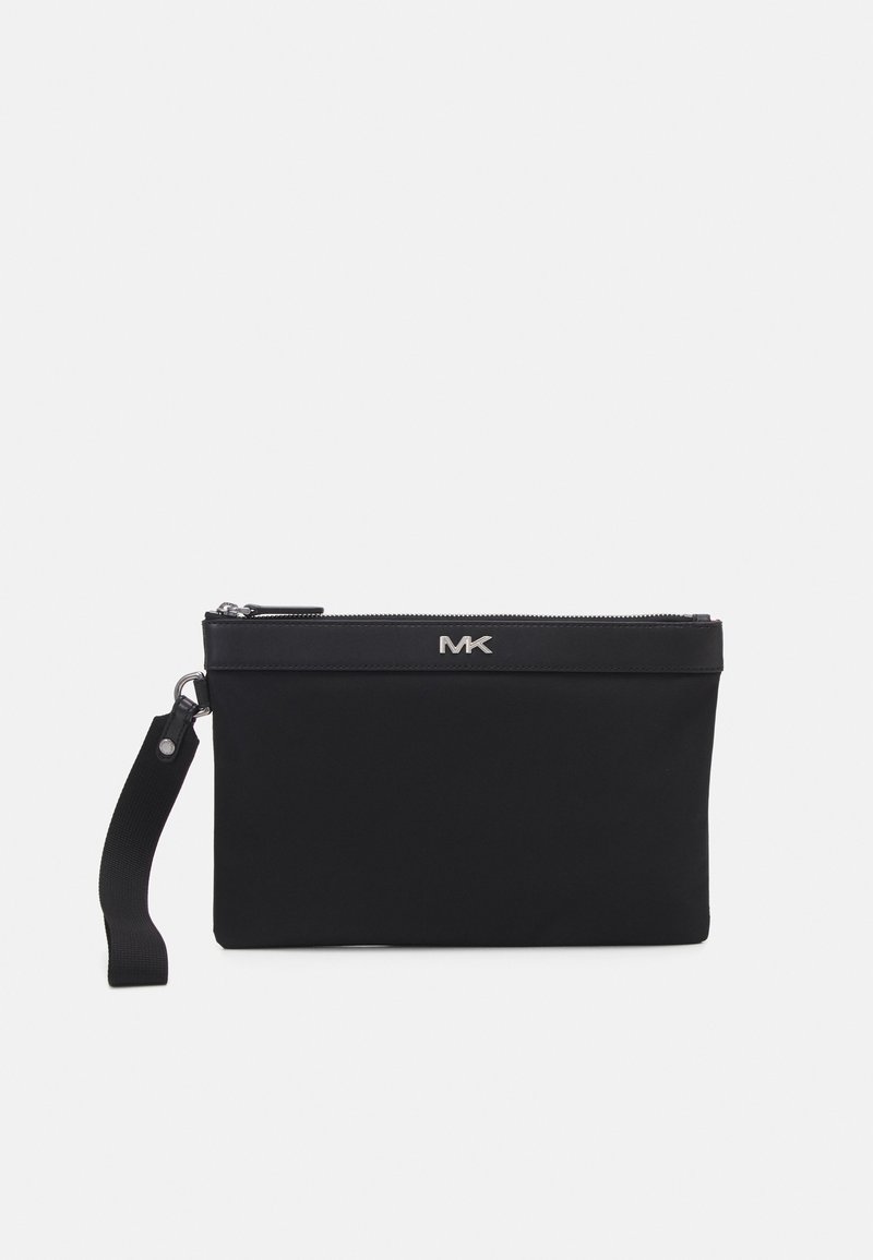 Pochette en nylon noir avec une fermeture éclair, dotée d'un logo MK argenté et d'une dragonne amovible pour un transport facile. Texture lisse.