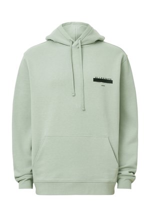 Vaaleanvihreä huppari, joka on valmistettu pehmeästä kankaasta. Hupparissa on etutasku, kiristettävä huppu ja mustalla painatuksella varustettu logo rinnassa.