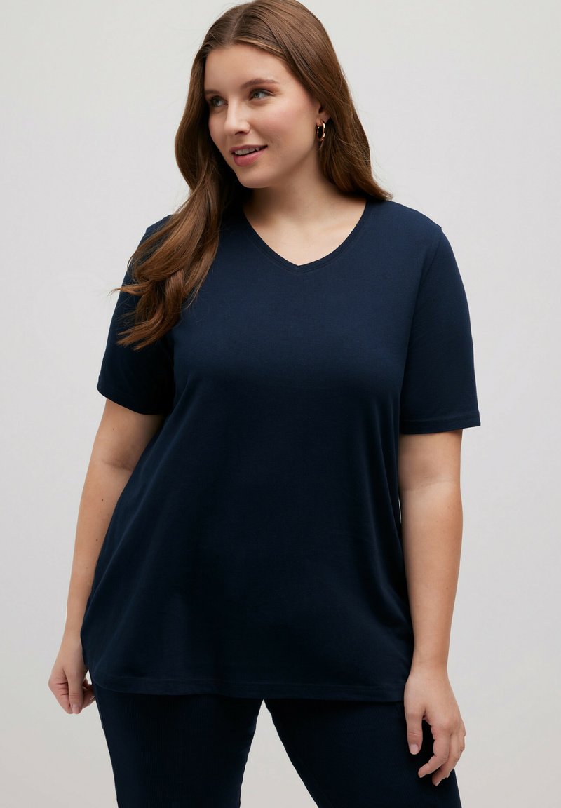 Prendas Básicas Mujer Camiseta Mujer Ulla Popken - Escote V Básico -  Algodón 100% - Corte Relajado Camiseta Mujer Básica, image size:800x1152