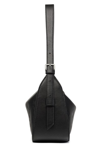 MCM AREN QUERFORMATIGE HOBO MIT ÜBERSCHLAG MIT GEPRÄGTEM M - Handtas - black