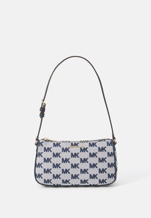 Sac logo MK en tissu bleu et blanc, fermeture éclair, bandoulière, forme rectangulaire, avec des accents en métal doré.