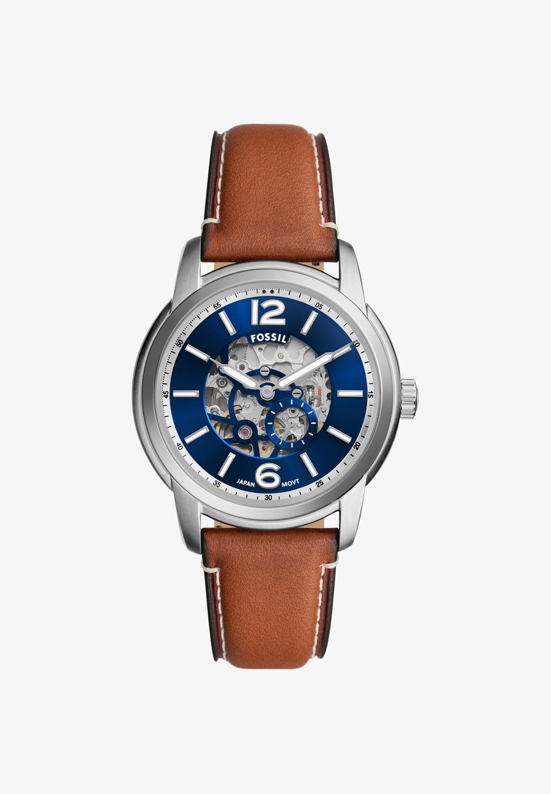 Montre-bracelet pour homme Fossil avec bracelet en cuir marron, cadran bleu, lunette argentée, engrenages mécaniques visibles et index blancs.