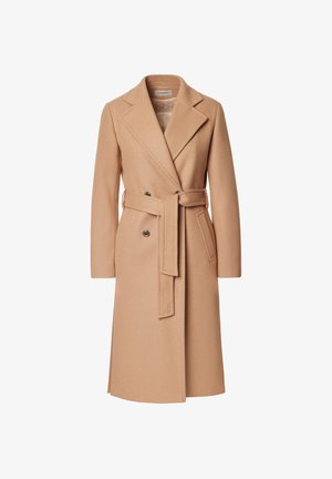Beżowy wełniany płaszcz z paskiem w talii, klapami, dwiema przednimi kieszeniami i zapięciem na guziki, charakteryzujący się gładką teksturą i dopasowanym krojem.