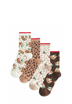 Vier Paare festliche Socken mit roten Bündchen, die Weihnachts-Pudding- und Leopardenmuster in Weiß, Beige, Braun und Tan-Farben zeigen.