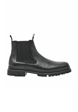 Bota Chelsea de cuero negro con paneles laterales elásticos, pestañas de tirón y una suela de goma resistente con surcos profundos para tracción.