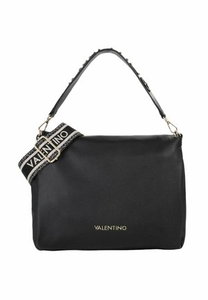 Schwarze Valentino Schultertasche mit verstellbarem Stoffriemen, vorn mittig mit weißem und goldenem Logo gebrandet.