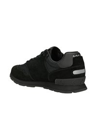 Schwarze Sportauschuhe aus einer Kombination von Wildleder und Mesh-Material. Sie verfügen über eine strukturierte Sohle und einen gepolsterten Kragen mit kontrastierenden Akzenten.