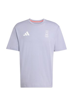 Jasnofioletowy t-shirt z krótkim rękawem z logo Adidas na lewej piersi oraz emblematem drużyny olimpijskiej Francji na prawej piersi.