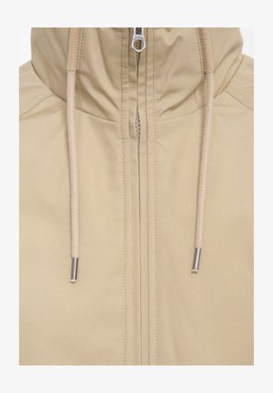 Beżowa kurtka z wysokim kołnierzem, zamek błyskawiczny oraz sznurki do regulacji. Posiada gładką, matową fakturę i akcenty w srebrnym odcieniu.