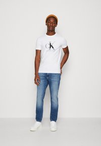 Calvin Klein Jeans DISRUPTED MONOLOGO  - Camiseta estampada - bright white