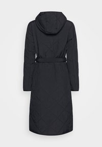 Abrigo negro acolchado con capucha, cintura ceñida y mangas largas. Presenta un patrón de diamante y una textura suave, diseñado para la calidez y comodidad.