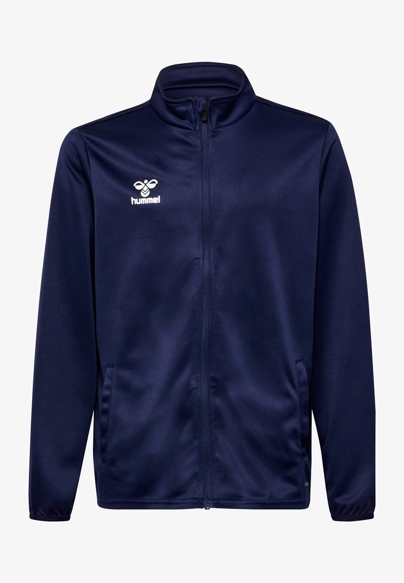 Temno modra jakna z zadrgo, izdelana iz gladkega blaga, z visokim ovratnikom, stranskimi žepi in belim logotipom Hummel na prsih.