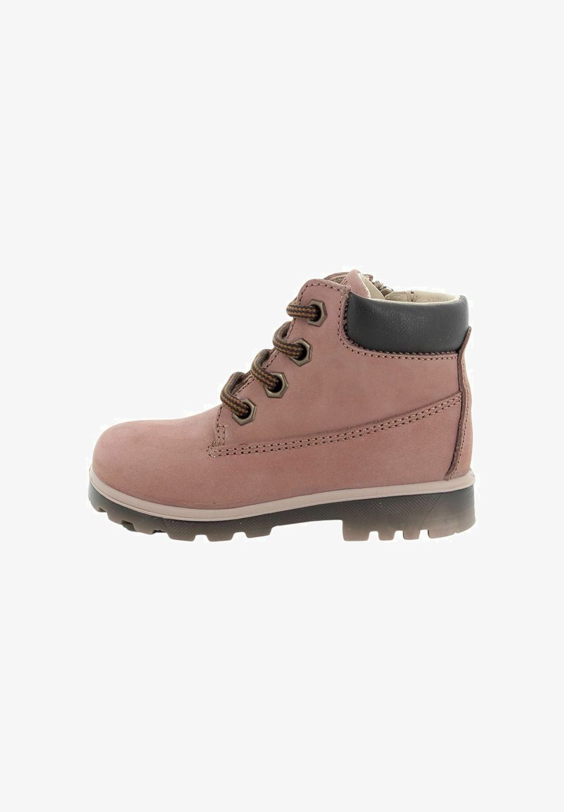 Stivale alla caviglia in suede rosa con colletto in pelle nera, lacci marroni, occhielli in metallo e suola in gomma robusta per una migliore aderenza.