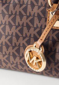 MICHAEL Michael Kors GRAYSON DUFFLE XBODY - Mala de mão - brn/acorn