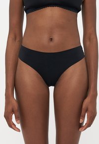 Svart bomullsbikiniunderdel med en mjuk textur, medelhög design och minimala sömmar, med en klassisk skärning som ger täckning.