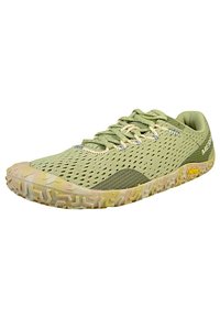 Hellgrüner Sportschuh mit atmungsaktivem Mesh-Obermaterial, verstärkter Zehenkappe und einer strukturierten Gummisohle mit einem mehrfarbigen Muster.