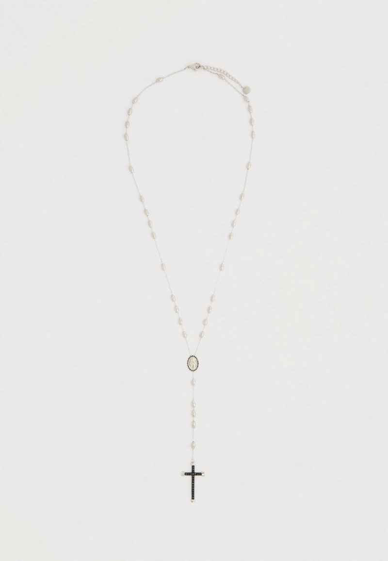 Pērļota kaklarota ar ovālu medaļjonu un melnu krusta kulonu. Sudraba ķēdīte ar dažāda izmēra pērlītēm un aizdari regulējamai garumam.