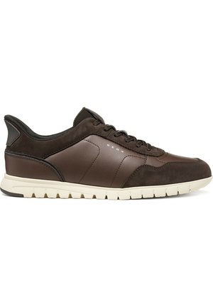 Dunkelbrauner Sneaker aus Leder und Wildleder mit weißer profillierter Sohle und schwarzem Innenfutter, mit seitlichem Logo und Schnürverschluss.