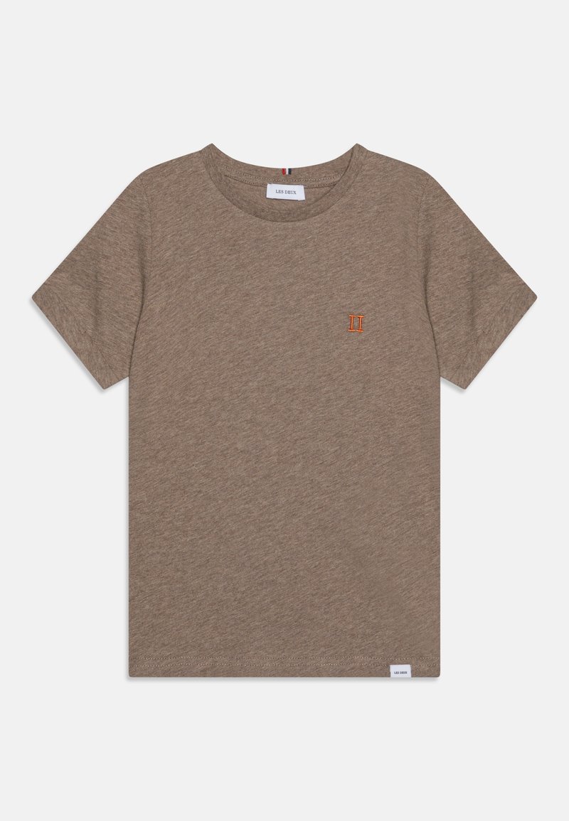 Brun kortærmet t-shirt lavet af blødt stof, med en rund halsudskæring og et lille orange broderet logo på brystet.