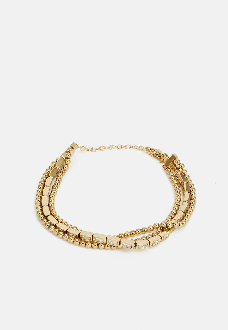 Bracciale multi-filo in oro con perle tonde alternate e pezzi rettangolari con dettagli trasparenti, rifinito con una chiusura a catena.