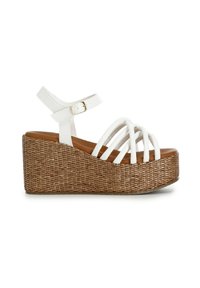 Sandali con zeppa bianchi che presentano una piattaforma intrecciata marrone, molteplici cinghie bianche e una cinghia alla caviglia con fibbia. Superficie liscia e base texturizzata.