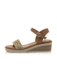 Sandal de cuña marrón con parte superior de paja trenzada, correa ajustable en el tobillo y suela texturizada con una plataforma beige apagada.