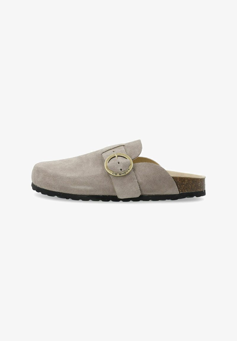 Wildleder-Clogs in Hellgrau mit einem runden, goldfarbenen Schnallendetail am Riemen, Korkfußbett und flexibler schwarzer Gummisohle.