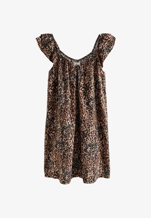 Šaty s leopardím potiskem v odstínech hnědé a černé, s volánkovými rukávy odhalujícími ramena a volnou, splývavou siluetou.