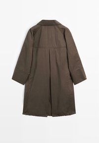 Brązowy, średniej długości płaszcz wykonany z teksturowanej tkaniny, z wyrazistym kołnierzem, opadającymi ramionami i centralnym rozcięciem z tyłu dla większej swobody ruchów.