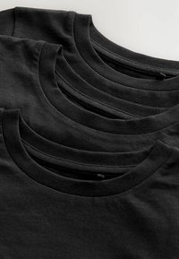 Czarne bawełniane koszulki T-shirt ułożone w stos, z okrągłym dekoltem i krótkimi rękawami. Materiał jest miękki, o gładkiej teksturze i bez widocznych wzorów.