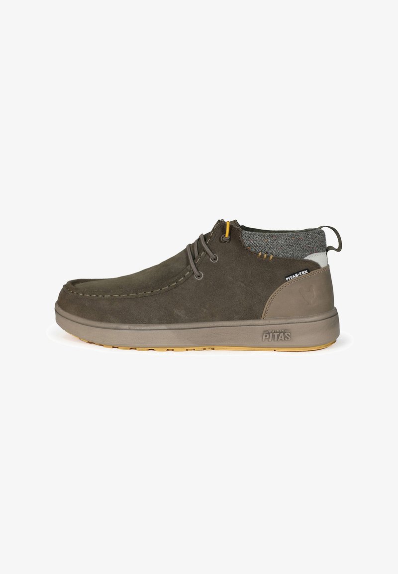 Zapatos de ante marrón hasta el tobillo con acentos de tela gris, punta redonda, dos agujeros para cordones, suela de goma texturizada y logo en el talón.