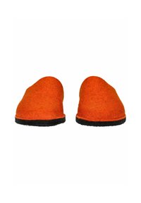 Et par orange fleece tøfler med sorte såler, fotograferet forfra på en hvid baggrund.