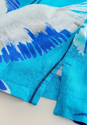 Modrá vzorovaná textília s textúrovanou väzbou, obsahujúca abstraktné štetce v odtieňoch modrej a bielej, s čiernym švom.