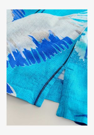 Zila rakstaina auduma ar teksturētu audumu, kurā ir abstrakti otu triecieni zilās un baltās krāsās, ar melnu šuvju detaļu.