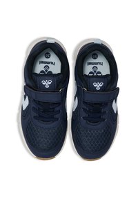 Marineblauwe sportschoenen met meshstof, leren accenten en een klittenbandsluiting. Heeft een lichtgrijze buitenzool en witte logo-details.