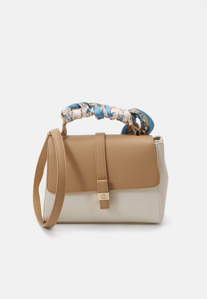 Petit sac à main rectangulaire avec rabat beige et corps blanc, avec une poignée enveloppée de tissu bleu et blanc torsadé et une longue bandoulière beige.